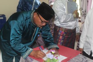 PJ Kepala Desa menandatangani SK